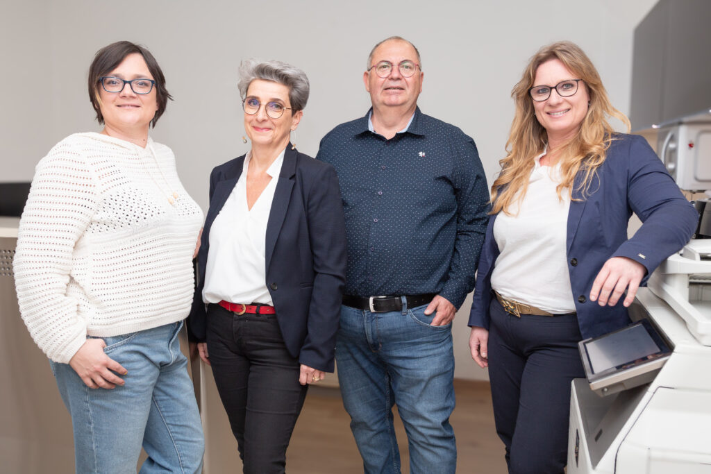 Auf dem Bild sieht man von links nach rechts das Team der Steuerberatungskanzlei. Links: Nicole Ernst, Mitte Links: Eveline Prodrepsek, Mitte Rechts: Mag. Walter Gusel, Rechts: Manuela Lunzer