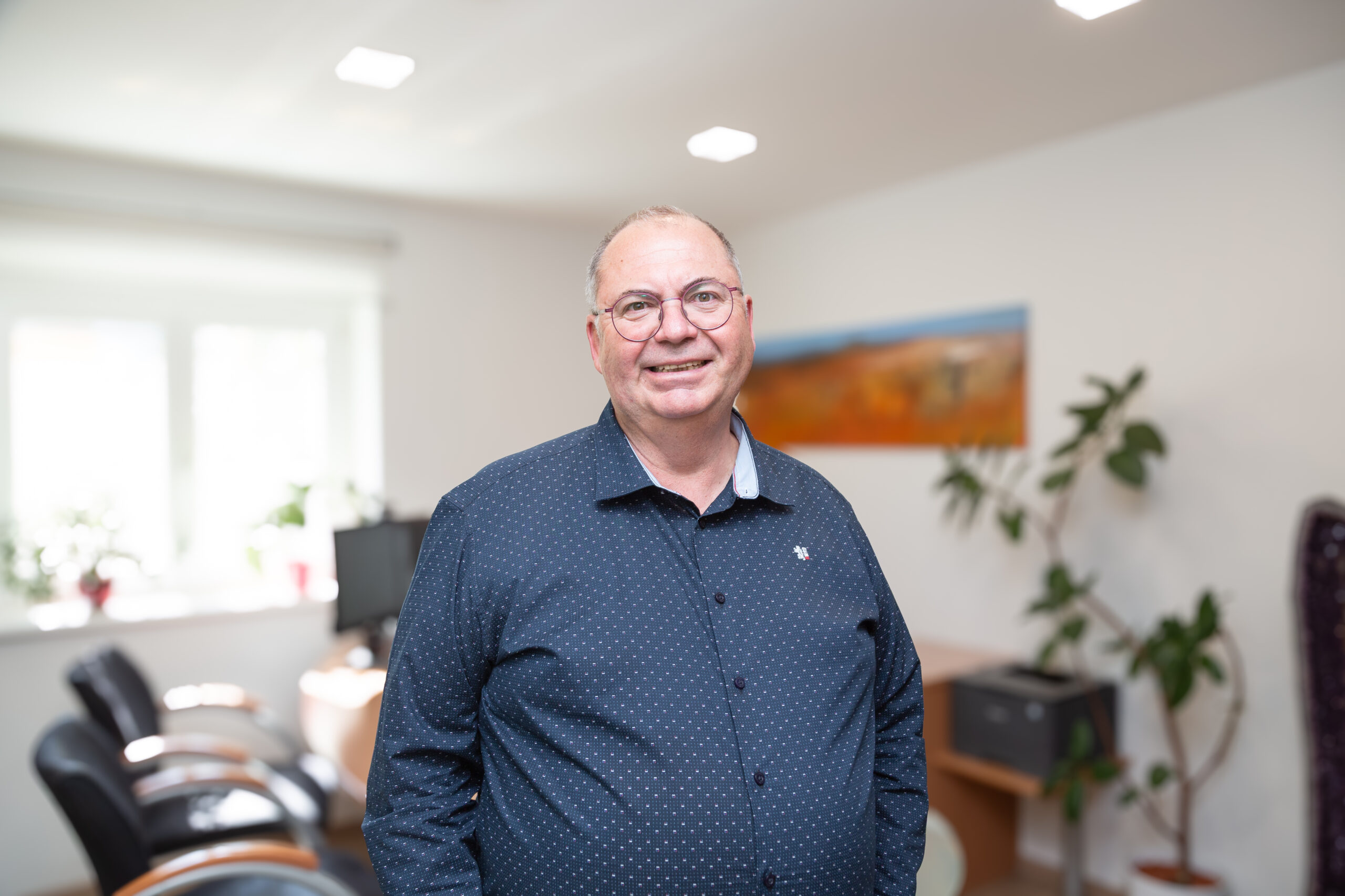 Mann in dunkelblauem Hemd