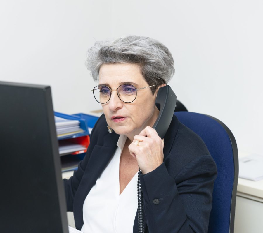 Sekräterin konzentriert am Telefon